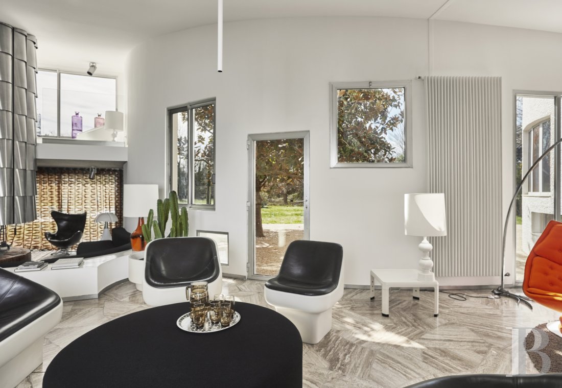 An architect-designed villa built in the 1970s near Arles, in Bouches-du-Rhône - photo  n°8